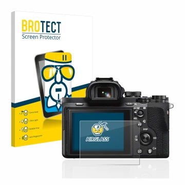 Parte frontal de un envase de producto con el logotipo de la marca BROTECT. Al lado se muestra el dispositivo Sony Alpha 7 II 