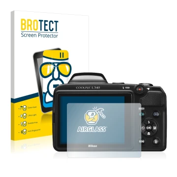 Parte frontal de un envase de producto con el logotipo de la marca BROTECT. Al lado se muestra el dispositivo Nikon Coolpix L3