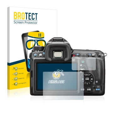 Parte frontal de un envase de producto con el logotipo de la marca BROTECT. Al lado se muestra el dispositivo Pentax K-3 II co