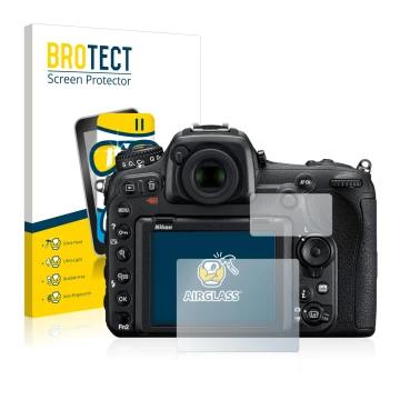 Parte frontal de un envase de producto con el logotipo de la marca BROTECT. Al lado se muestra el dispositivo Nikon D500 con s