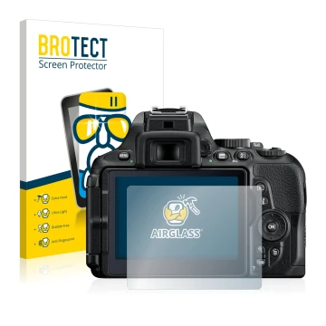 Parte frontal de un envase de producto con el logotipo de la marca BROTECT. Al lado se muestra el dispositivo Nikon D5600 con 