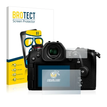 Parte frontal de un envase de producto con el logotipo de la marca BROTECT. Al lado se muestra el dispositivo Panasonic Lumix 