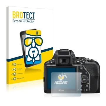 Parte frontal de un envase de producto con el logotipo de la marca BROTECT. Al lado se muestra el dispositivo Nikon D3500 con 