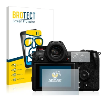 Parte frontal de un envase de producto con el logotipo de la marca BROTECT. Al lado se muestra el dispositivo Panasonic Lumix 