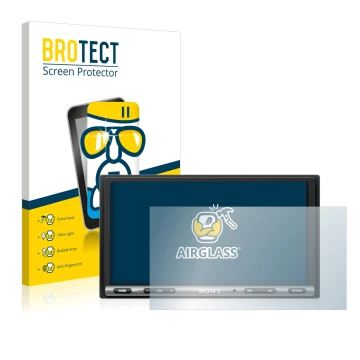 Parte frontal de un envase de producto con el logotipo de la marca BROTECT. Al lado se muestra el dispositivo Sony XAV-AX3005D