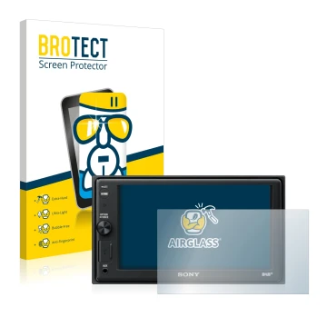Parte frontal de un envase de producto con el logotipo de la marca BROTECT. Al lado se muestra el dispositivo Sony XAV-AX1005D