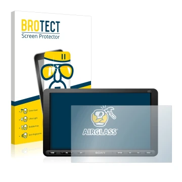 Parte frontal de un envase de producto con el logotipo de la marca BROTECT. Al lado se muestra el dispositivo Sony XAV-AX8050D