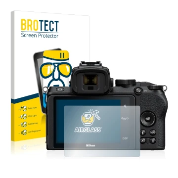 Parte frontal de un envase de producto con el logotipo de la marca BROTECT. Al lado se muestra el dispositivo Nikon Z 50 con s