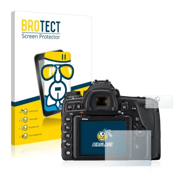 Parte frontal de un envase de producto con el logotipo de la marca BROTECT. Al lado se muestra el dispositivo Nikon D780 con s