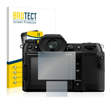 Parte frontal de un envase de producto con el logotipo de la marca BROTECT. Al lado se muestra el dispositivo Fujifilm GFX100S
