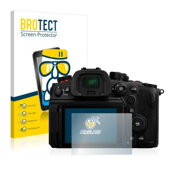Parte frontal de un envase de producto con el logotipo de la marca BROTECT. Al lado se muestra el dispositivo Panasonic Lumix 