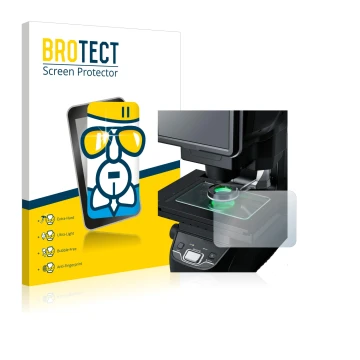 Parte frontal de un envase de producto con el logotipo de la marca BROTECT. Al lado se muestra el dispositivo Keyence IM-7030 