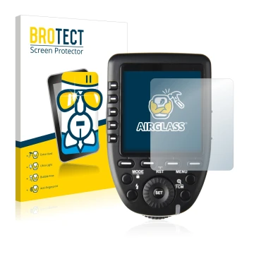 Parte frontal de un envase de producto con el logotipo de la marca BROTECT. Al lado se muestra el dispositivo Godox XPro con s