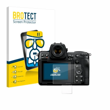 Parte frontal de un envase de producto con el logotipo de la marca BROTECT. Al lado se muestra el dispositivo Nikon Z 8 (Panta