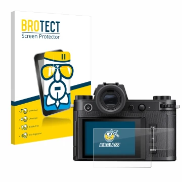 Parte frontal de un envase de producto con el logotipo de la marca BROTECT. Al lado se muestra el dispositivo Leica SL3 (Panta