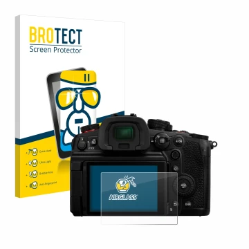 Parte frontal de un envase de producto con el logotipo de la marca BROTECT. Al lado se muestra el dispositivo Panasonic Lumix 