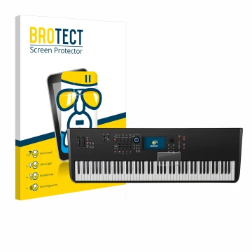 Parte frontal de un envase de producto con el logotipo de la marca BROTECT. Al lado se muestra el dispositivo Yamaha MODX8+ co