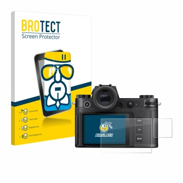 Parte frontal de un envase de producto con el logotipo de la marca BROTECT. Al lado se muestra el dispositivo Leica SL3-S (Pan