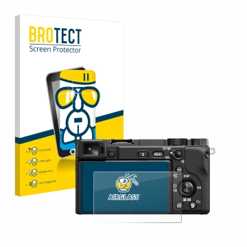 Parte frontal de un envase de producto con el logotipo de la marca BROTECT. Al lado se muestra el dispositivo Sony Alpha 6100A