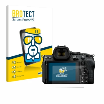 Parte frontal de un envase de producto con el logotipo de la marca BROTECT. Al lado se muestra el dispositivo Nikon Z5 II con 