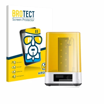 Parte frontal de un envase de producto con el logotipo de la marca BROTECT. Al lado se muestra el dispositivo Anycubic Wash & 