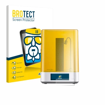 Parte frontal de un envase de producto con el logotipo de la marca BROTECT. Al lado se muestra el dispositivo Anycubic Wash & 