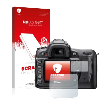 Parte frontal de un envase de producto con el logotipo de la marca upscreen. Al lado se muestra el dispositivo Nikon D80 con s