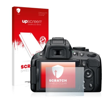 Parte frontal de un envase de producto con el logotipo de la marca upscreen. Al lado se muestra el dispositivo Nikon D5100 con