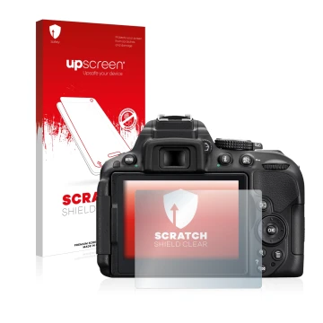 Parte frontal de un envase de producto con el logotipo de la marca upscreen. Al lado se muestra el dispositivo Nikon D5300 con