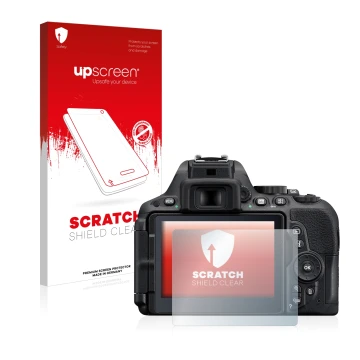 Parte frontal de un envase de producto con el logotipo de la marca upscreen. Al lado se muestra el dispositivo Nikon D5500 con