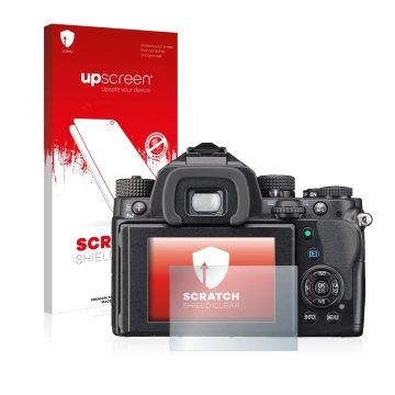 Parte frontal de un envase de producto con el logotipo de la marca upscreen. Al lado se muestra el dispositivo Pentax KP con s