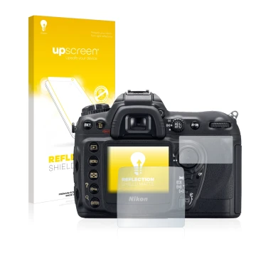 Parte frontal de un envase de producto con el logotipo de la marca upscreen. Al lado se muestra el dispositivo Nikon D200 con 
