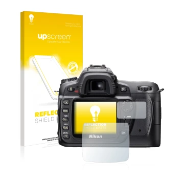 Parte frontal de un envase de producto con el logotipo de la marca upscreen. Al lado se muestra el dispositivo Nikon D80 con s