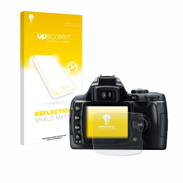 Parte frontal de un envase de producto con el logotipo de la marca upscreen. Al lado se muestra el dispositivo Nikon D40 con s
