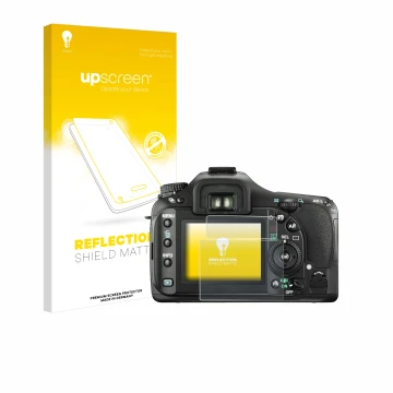 Parte frontal de un envase de producto con el logotipo de la marca upscreen. Al lado se muestra el dispositivo Pentax K20D con
