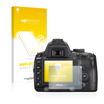 Parte frontal de un envase de producto con el logotipo de la marca upscreen. Al lado se muestra el dispositivo Nikon D5000 con
