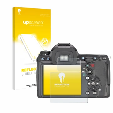 Parte frontal de un envase de producto con el logotipo de la marca upscreen. Al lado se muestra el dispositivo Pentax K7, K-7 