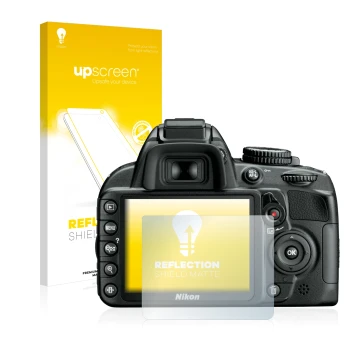 Parte frontal de un envase de producto con el logotipo de la marca upscreen. Al lado se muestra el dispositivo Nikon D3100 con
