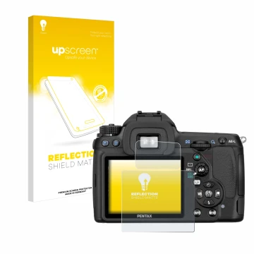 Parte frontal de un envase de producto con el logotipo de la marca upscreen. Al lado se muestra el dispositivo Pentax K5, K-5 
