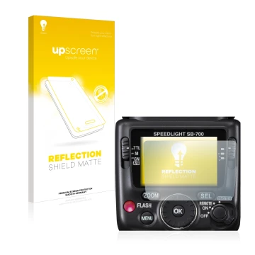 Parte frontal de un envase de producto con el logotipo de la marca upscreen. Al lado se muestra el dispositivo Nikon SB-700 co