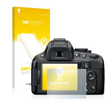 Parte frontal de un envase de producto con el logotipo de la marca upscreen. Al lado se muestra el dispositivo Nikon D5100 con