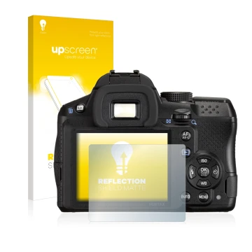 Parte frontal de un envase de producto con el logotipo de la marca upscreen. Al lado se muestra el dispositivo Pentax K-30 con