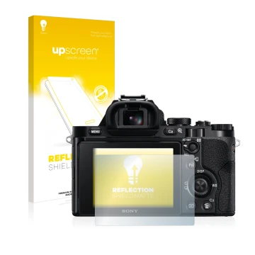 Parte frontal de un envase de producto con el logotipo de la marca upscreen. Al lado se muestra el dispositivo Sony Alpha 7 (I