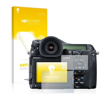 Parte frontal de un envase de producto con el logotipo de la marca upscreen. Al lado se muestra el dispositivo Pentax 645Z con