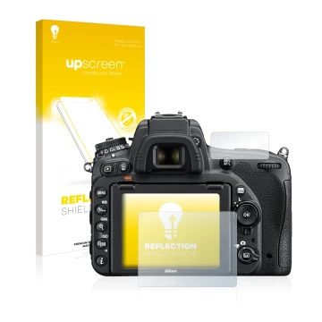 Parte frontal de un envase de producto con el logotipo de la marca upscreen. Al lado se muestra el dispositivo Nikon D750 con 