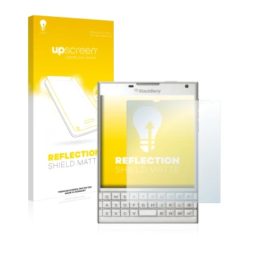 Parte frontal de un envase de producto con el logotipo de la marca upscreen. Al lado se muestra el dispositivo BlackBerry Pass