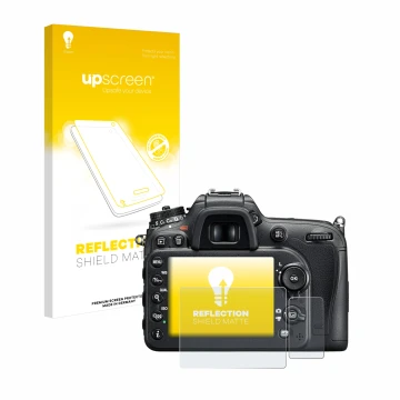 Parte frontal de un envase de producto con el logotipo de la marca upscreen. Al lado se muestra el dispositivo Nikon D7200 con
