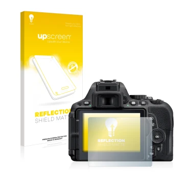 Parte frontal de un envase de producto con el logotipo de la marca upscreen. Al lado se muestra el dispositivo Nikon D5500 con