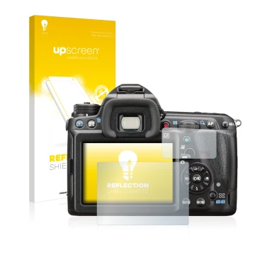 Parte frontal de un envase de producto con el logotipo de la marca upscreen. Al lado se muestra el dispositivo Pentax K-3 II c
