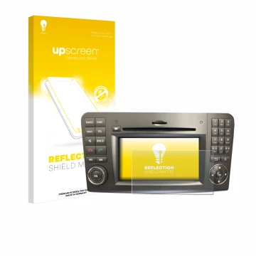 Parte frontal de un envase de producto con el logotipo de la marca upscreen. Al lado se muestra el dispositivo Mercedes-Benz C